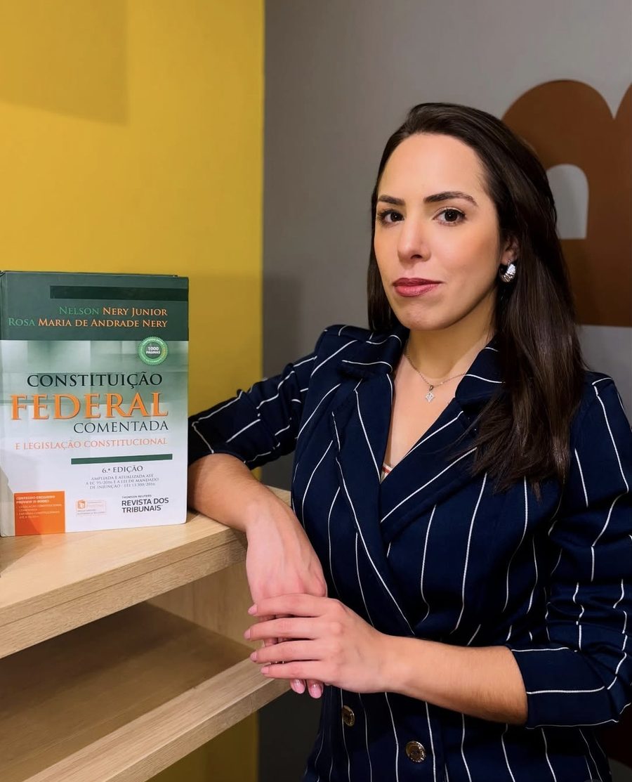 Dra. Graziela Carvalho, advogada trabalhista empresarial, em seu escritório