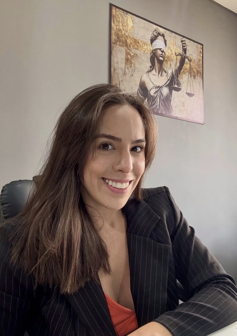 Dra. Graziela Carvalho em seu escritório de advocacia